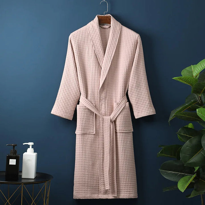 Komfortowy, oddychający szlafrok unisex z miękkiej bawełny. Doskonały homewear dla niej i dla niego.