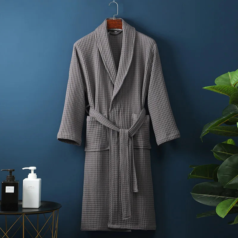 Klasyczny szlafrok unisex z miękkiej bawełny. Wygodny, oddychający, idealny do spa i domowego relaksu.