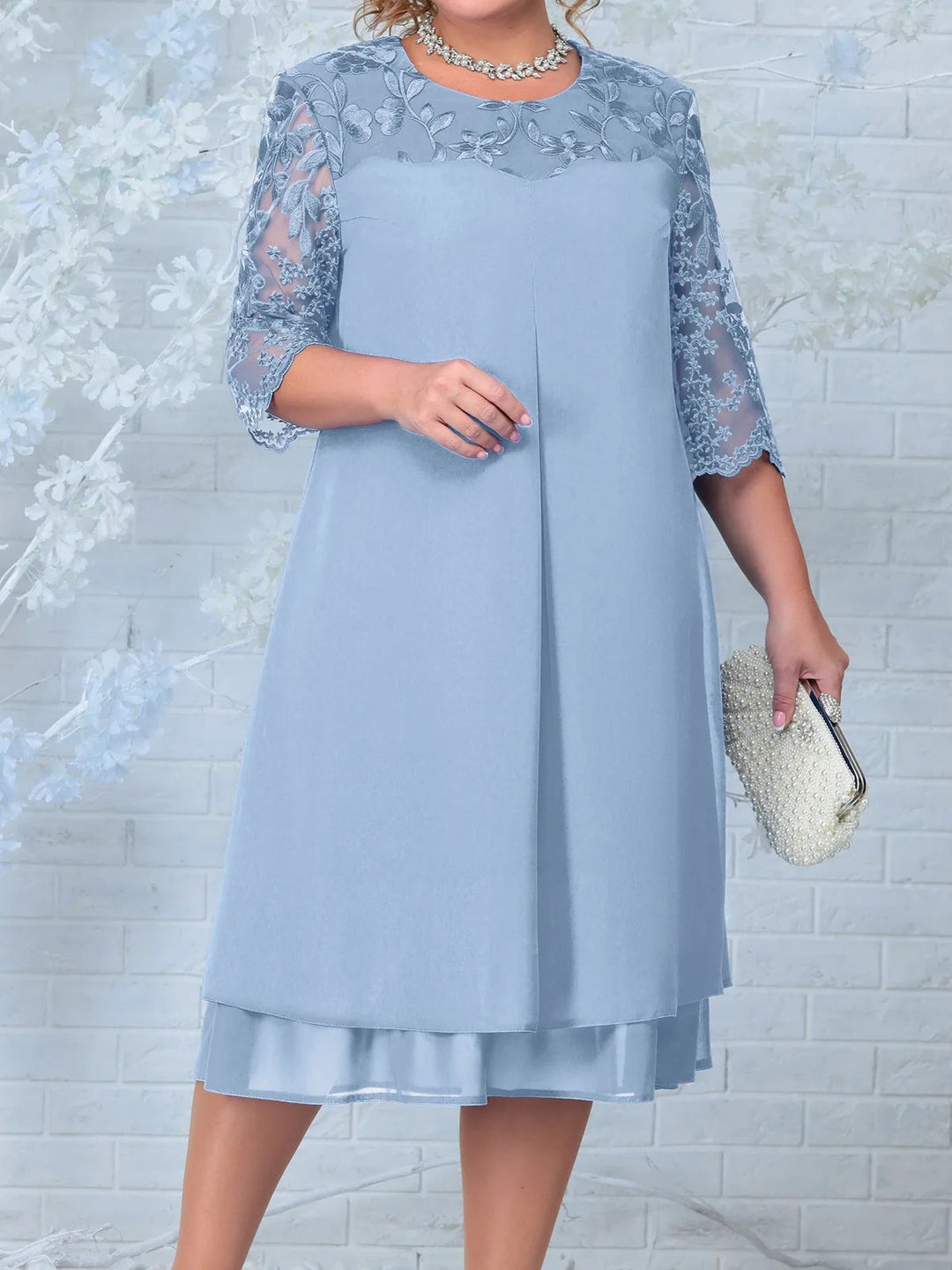 Komfortowa, elegancka sukienka damska plus size, haftowana, midi, idealna na specjalne wyjścia.