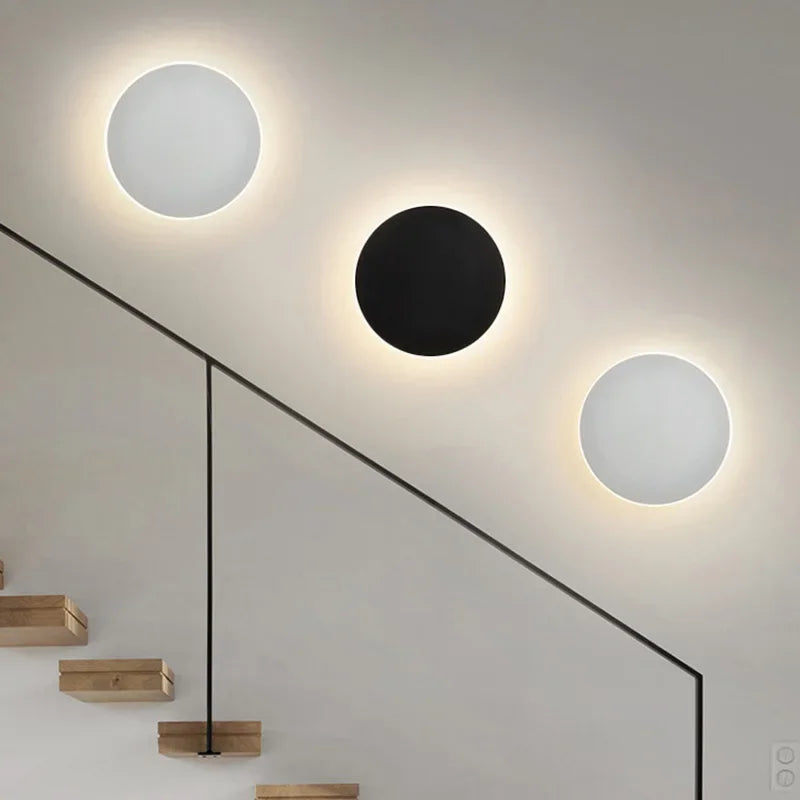 Prosty kinkiet LED okrągły, natynkowy. Ciepłe światło do oświetlenia wnętrz. Minimalistyczny design.