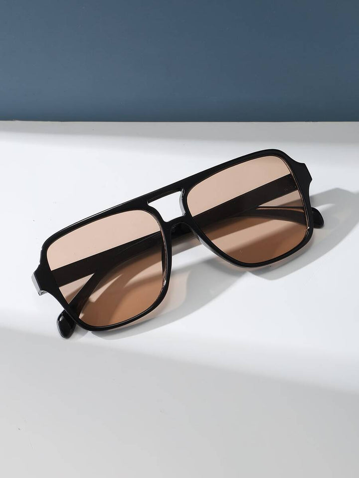 Stylowe damskie okulary przeciwsłoneczne Celina z czarną oprawką i wzorem leopard. Pełna ochrona UV400.