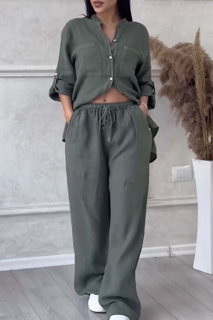 Kobieta w modnym letnim komplecie: bluzka i spodnie z szerokimi nogawkami. Casualowy, luźny outfit.