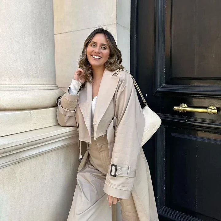 Krótki trencz damski Amelie. Wygodny płaszcz z paskiem, idealny do miejskich i eleganckich stylizacji.