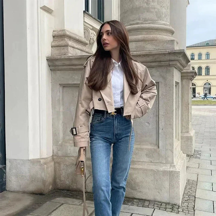 Elegancki, krótki trencz damski Amelie z paskiem, idealny jako modny płaszcz przejściowy na wiosnę i jesień.