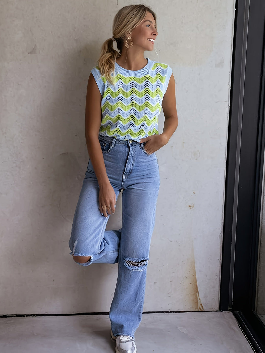 Trendy damski top dzianinowy, uniwersalny bezrękawnik. Idealny do twinningu, na lato i modne stylizacje casual.