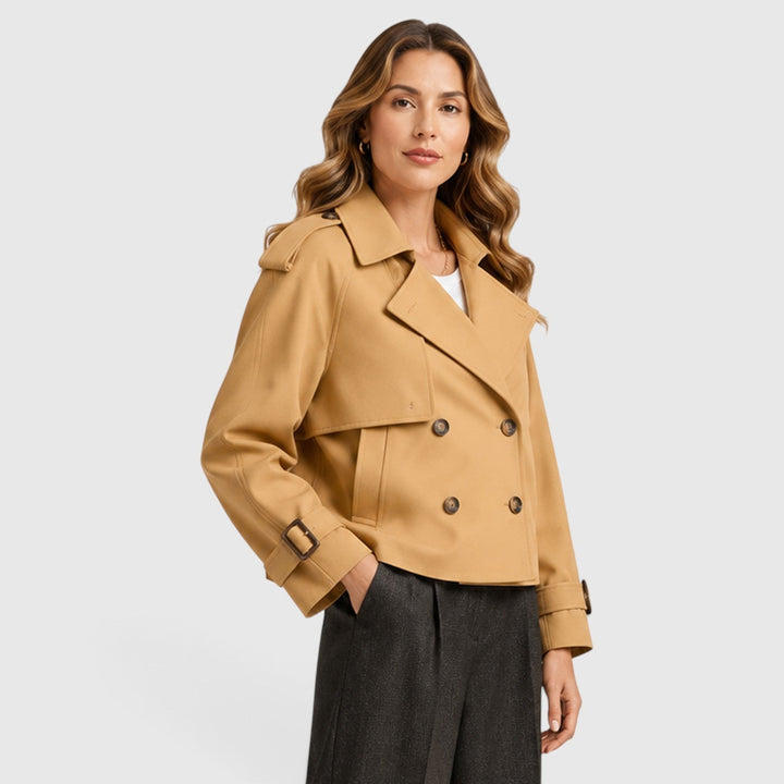 Krótki trencz dwurzędowy damski, luźny krój, idealny do stylizacji smart casual, beżowy płaszcz.