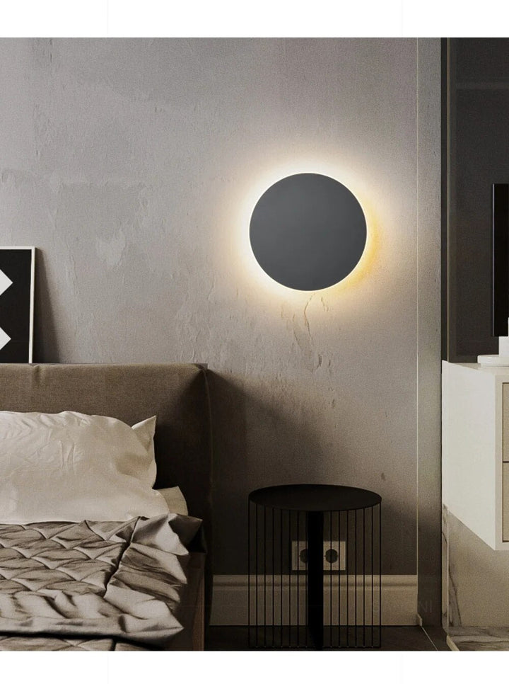 Designerska kulista lampa ścienna LED z połyskiem. Nowoczesne oświetlenie ścienne, funkcjonalne i eleganckie.