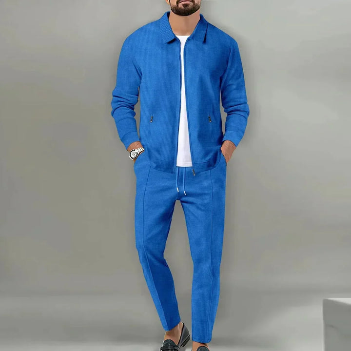 Dwuczęściowy garnitur męski slim fit. Klasyczna marynarka i dopasowane spodnie garniturowe. Moda męska.