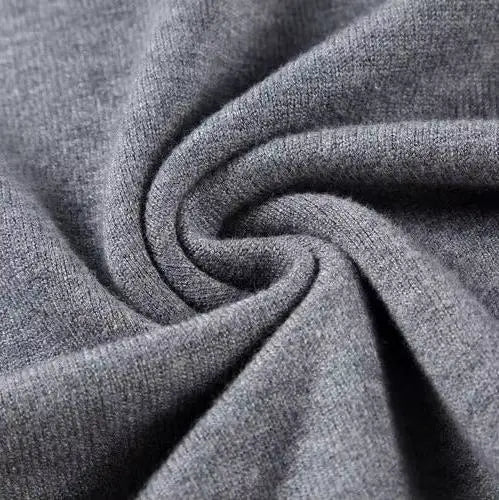 Modny męski sweter z golfem, zapewniający ciepło i styl. Elegancka moda męska.