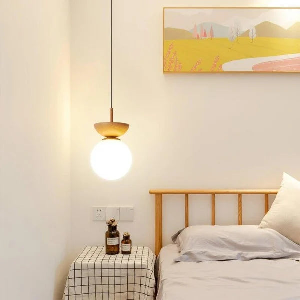 Lampa wisząca z naturalnego drewna. Skandynawski design, oświetlenie do jadalni, kuchni.