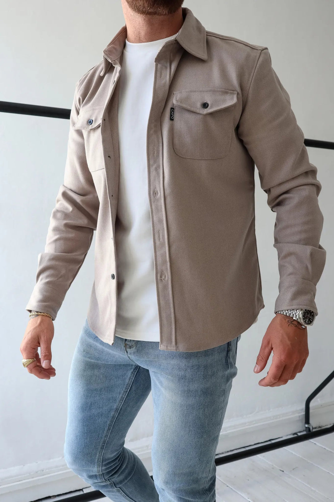 Stylowa męska koszula-kurtka, model Elias. Długi rękaw, idealna do casualowych i eleganckich stylizacji.