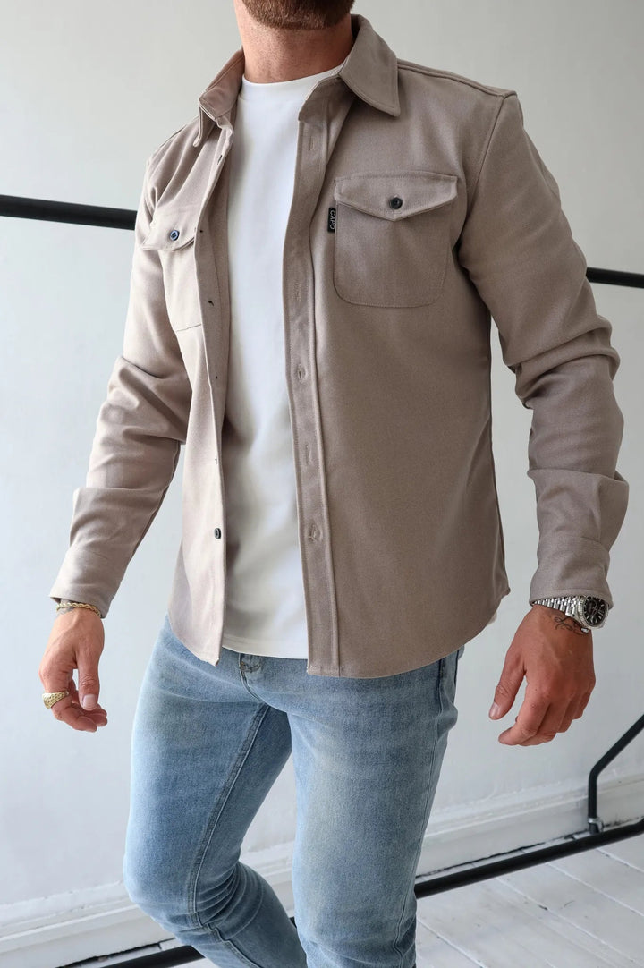 Stylowa męska koszula-kurtka, model Elias. Długi rękaw, idealna do casualowych i eleganckich stylizacji.