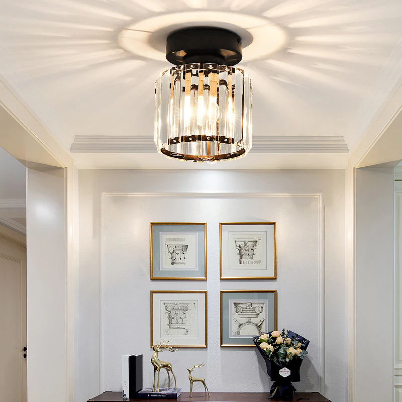 Złota, kwadratowa lampa sufitowa LED CrystalGlow, eleganckie oświetlenie do salonu.