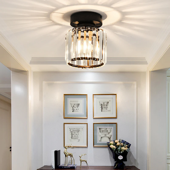 Złota, kwadratowa lampa sufitowa LED CrystalGlow, eleganckie oświetlenie do salonu.