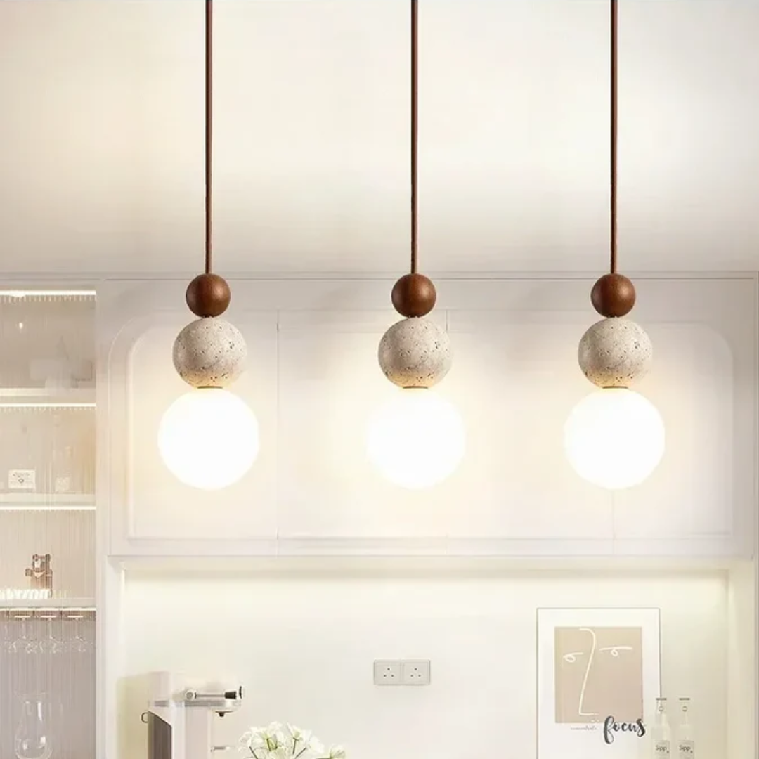 Elegancka lampa wisząca NaturaLuxe. Naturalne materiały: trawertyn i mahoń. Oświetlenie do nowoczesnych wnętrz.