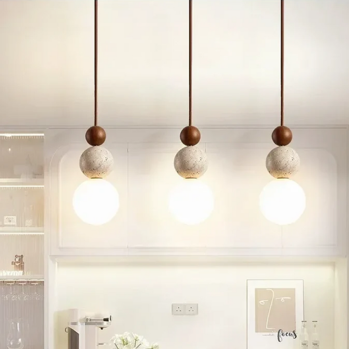 Elegancka lampa wisząca NaturaLuxe. Naturalne materiały: trawertyn i mahoń. Oświetlenie do nowoczesnych wnętrz.