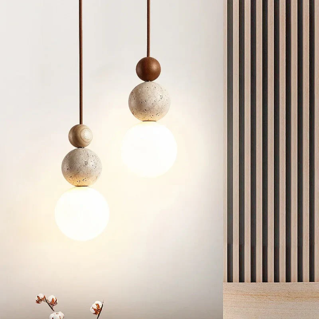 Lampa NaturaLuxe. Oświetlenie wiszące, łączące nowoczesny design z naturalnym trawertynem i mahoniem.