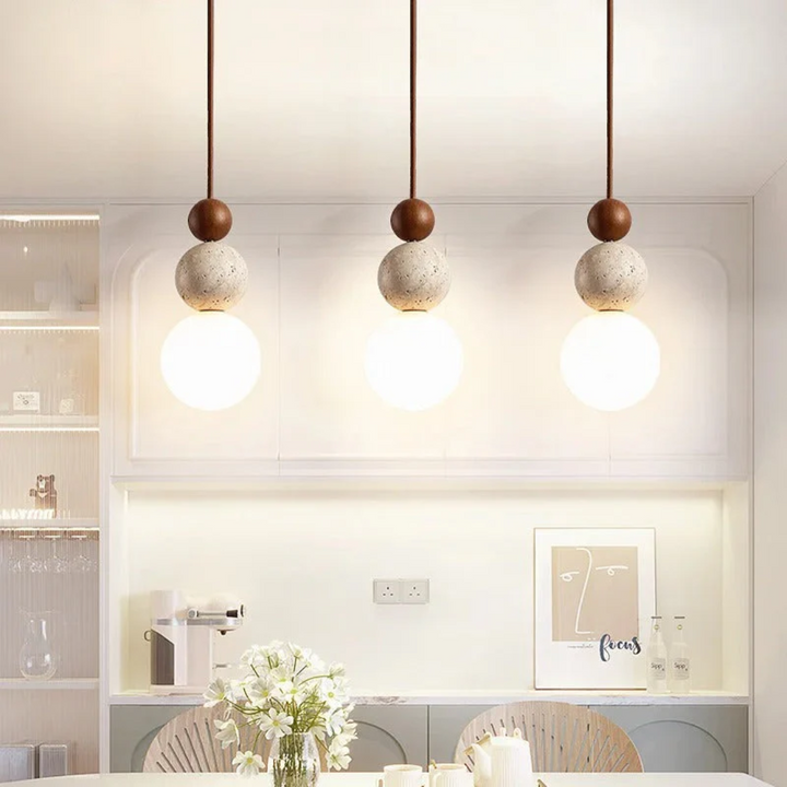 Lampa wisząca NaturaLuxe. Unikalny design z trawertynu i drewna mahoniowego. Tworzy ciepłą atmosferę.