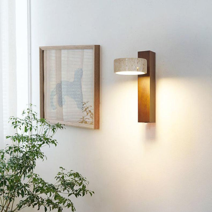 Elegancka lampa ścienna LED z trawertynu i drewna, minimalistyczne oświetlenie do wnętrz domu.