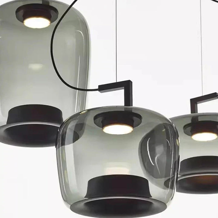 Nowoczesna lampa wisząca, jasne światło. Smukły design, stylowe oświetlenie sufitowe do kuchni.