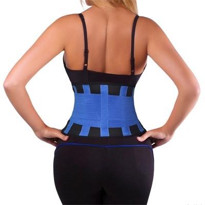 Kobieta w damskiej opasce wyszczuplającej MaxFit. Wspiera brzuch i plecy, modeluje talię podczas treningu fitness.