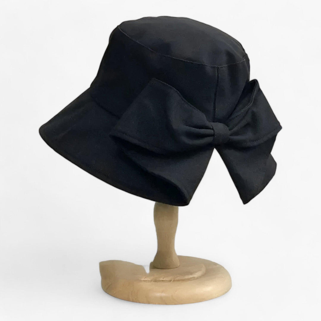 Bawełniany bucket hat Solaro dla kobiet, przeciwsłoneczny. Szerokie rondo chroni twarz i kark latem.