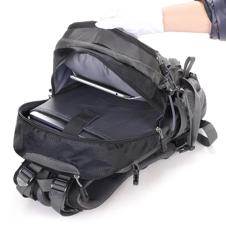 Funkcjonalny plecak outdoorowy ExplorerMax 40L, z licznymi przegrodami na ekwipunek turystyczny.