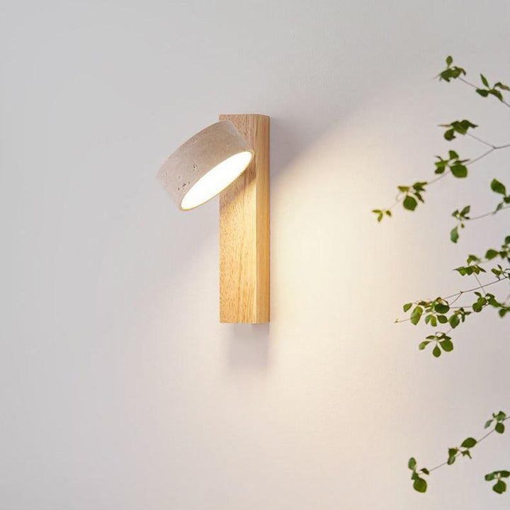 Minimalistyczna lampa ścienna LED, obudowa z trawertynu i drewna, naturalne, ciepłe oświetlenie domu.