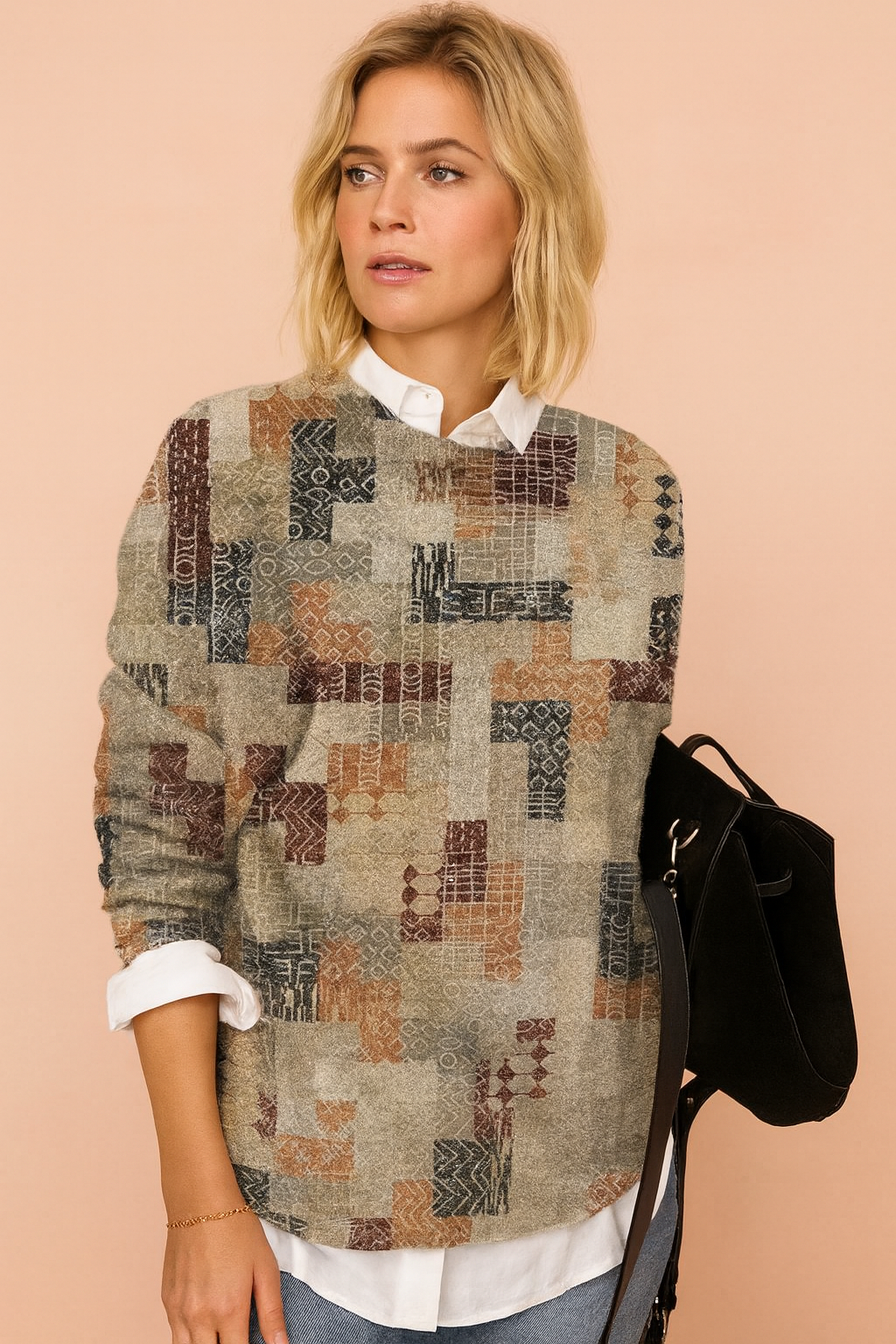 Sweter damski z artystycznym nadrukiem. Idealny na jesień/zimę, modny, kolorowy i wygodny.