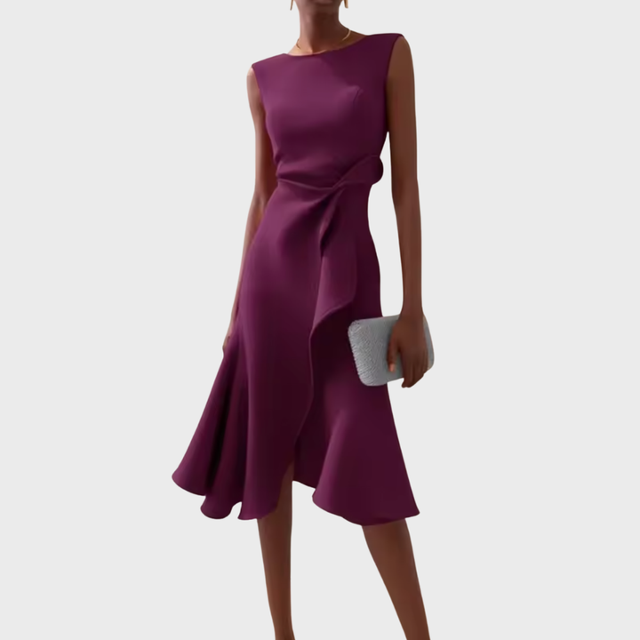 Elegancka sukienka midi na wesele, asymetryczna, z modnym wykończeniem bez rękawów.