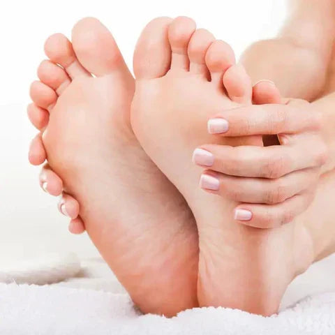 Elektroniczny pilnik do stóp dla zdrowych i gładkich stóp. Skuteczne urządzenie kosmetyczne do domowego pedicure.