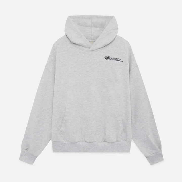 Zbliżenie na unikalny nadruk "Love" na plecach bluzy unisex. Miękki, modny sweter z kapturem.