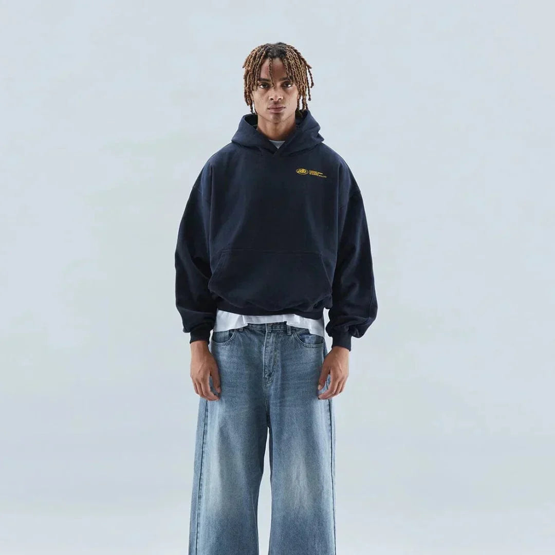 Model w bluzie z kapturem unisex z nadrukiem. Wygodna, casualowa odzież, idealna do miejskich stylizacji.