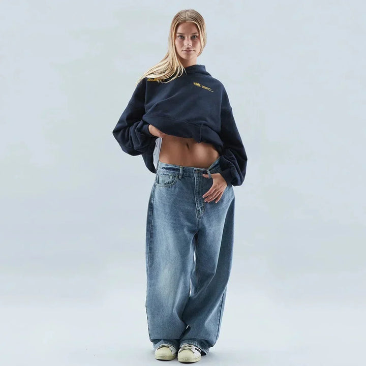 Unisex bluza z kapturem: detal na kaptur i sznurki. Wygoda i styl casual, z nadrukiem.