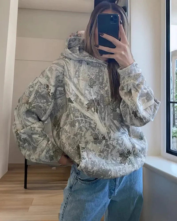 Miękka bluza z kapturem unisex, zapewnia wygodę. Modny sweter z nadrukiem, idealny na chłodne dni.