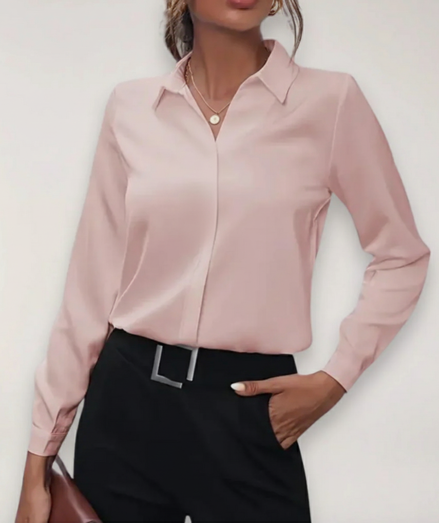 Modelka prezentuje elegancką bluzkę damską z długim rękawem, świetną do pracy i na wyjścia.