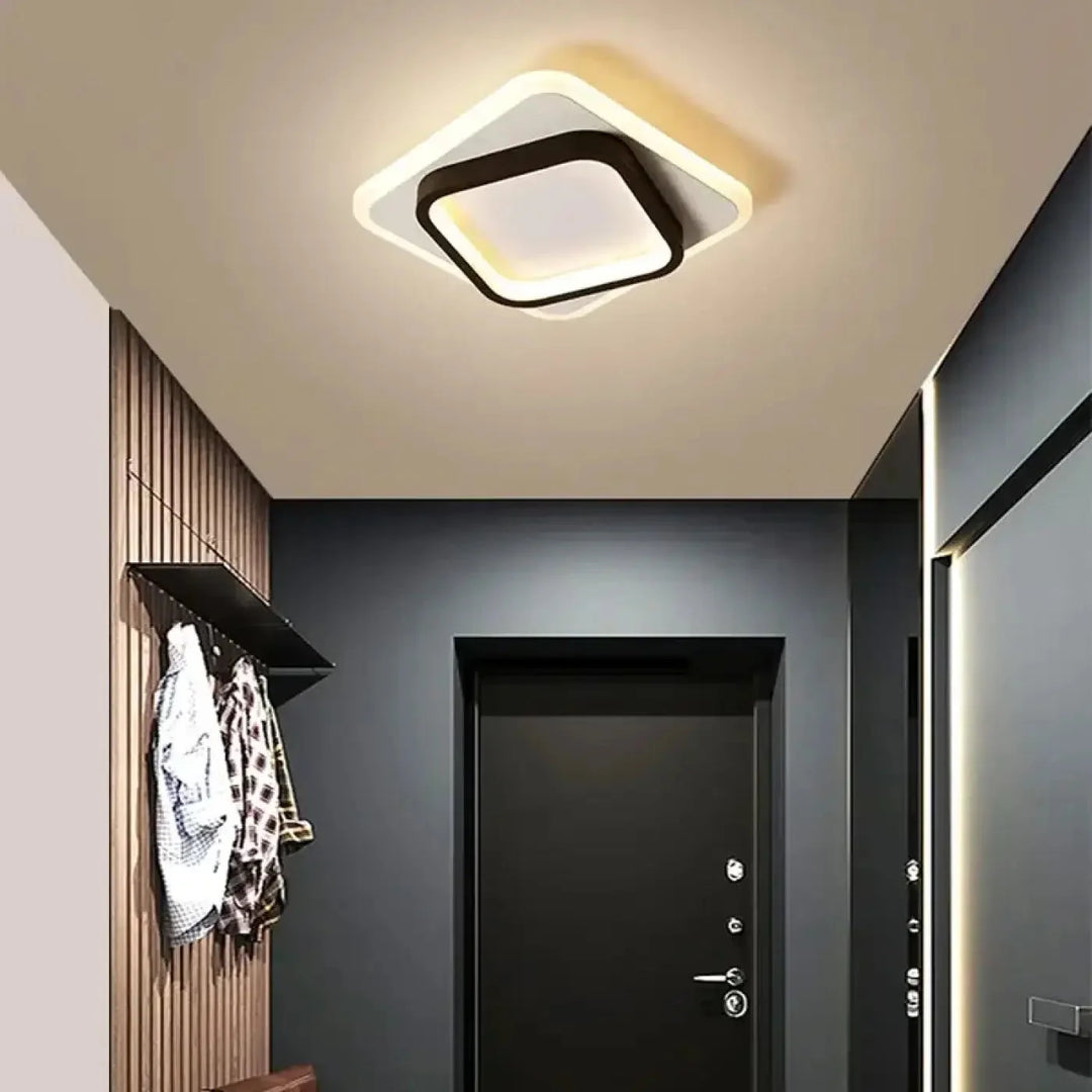 Czarny, złoty plafon sufitowy LED kwadratowy. Designerskie oświetlenie do nowoczesnego salonu, jadalni lub biura.
