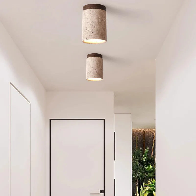 Nowoczesna lampa sufitowa LED z naturalnego trawertynu. Oświetlenie klatki schodowej i wnętrz.