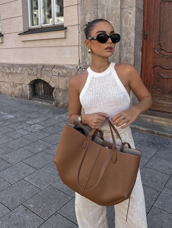 Stylowa torebka damska typu shopper, duża i wygodna do noszenia na ramieniu, czarna.
