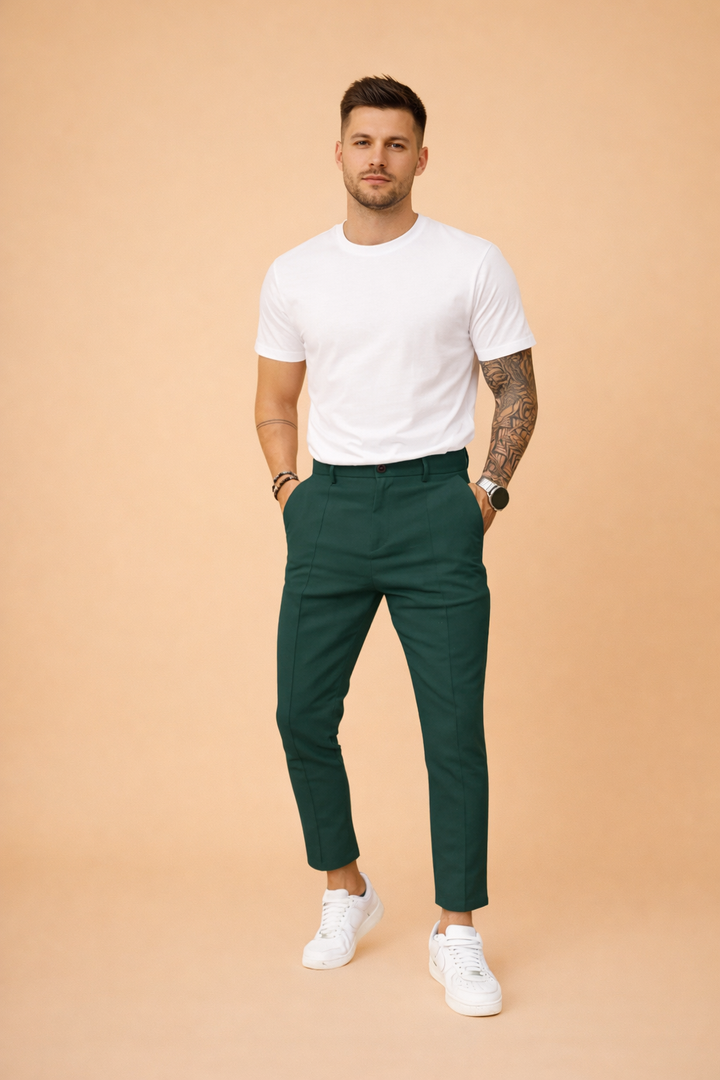 Męskie spodnie slim fit, eleganckie, idealne na co dzień. Wygodna odzież męska.