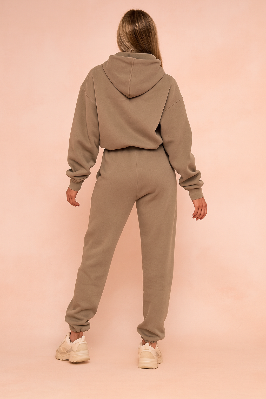Modny damski dres: bluza kangurka i spodnie. Zapewnia komfort i styl na co dzień lub do aktywności.