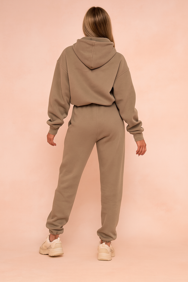 Modny damski dres: bluza kangurka i spodnie. Zapewnia komfort i styl na co dzień lub do aktywności.