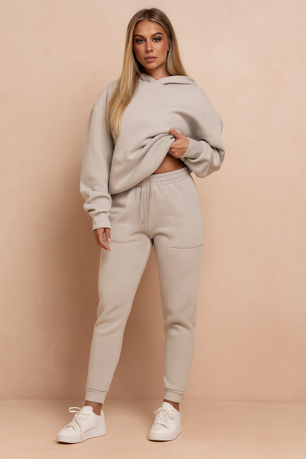 Aktywna kobieta w modnym dresie damskim. Bluza i spodnie dresowe idealne do sportu i streetwearu.
