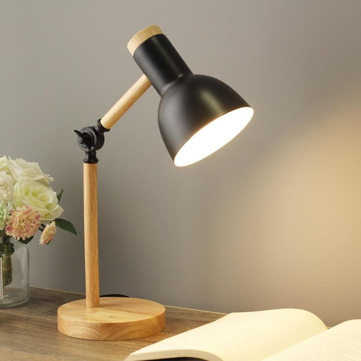 Lampa LED z ciepłym światłem, regulowana. Drewniana podstawa, minimalistyczny styl skandynawski do biura.