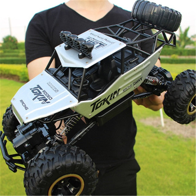 Wytrzymały Monster Truck RC 4WD, samochód terenowy zdalnie sterowany. Solidna konstrukcja, duże koła.
