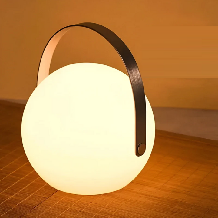 Nowoczesna, designerska lampa stołowa LED. Wodoodporna, bezprzewodowa, przenośna. Oświetlenie tarasu, ogrodu, salonu.