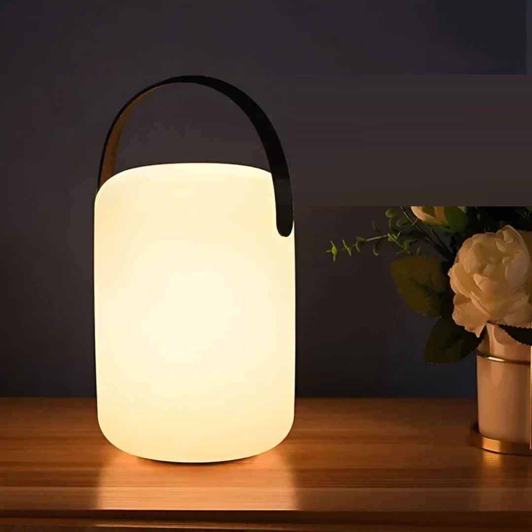Kompaktowa, przenośna lampka LED stołowa. Wodoodporna i bezprzewodowa, z akumulatorem. Stylowe oświetlenie na taras i do salonu.