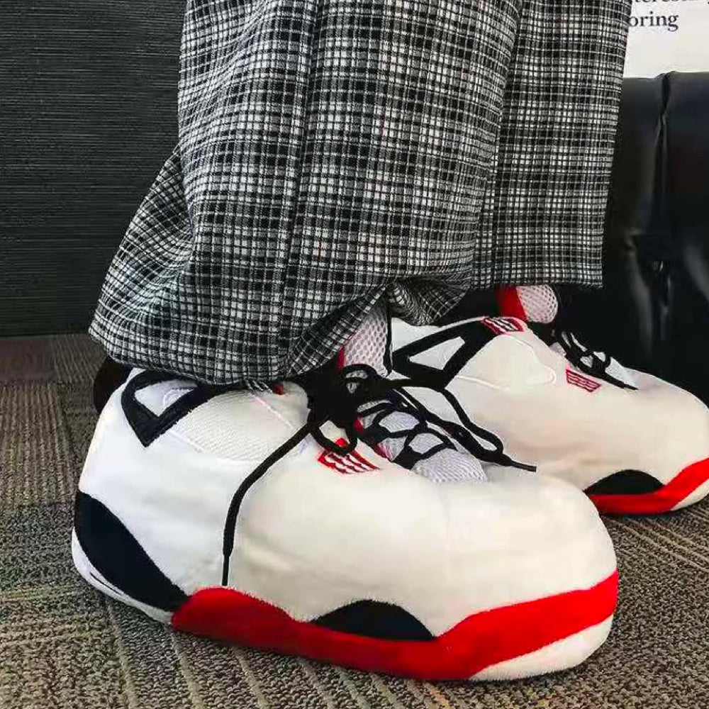 Uniseksowe sneakersy Jayden, beżowe, oversize. Idealne modne kapcie domowe zapewniające maksymalny komfort i relaks.