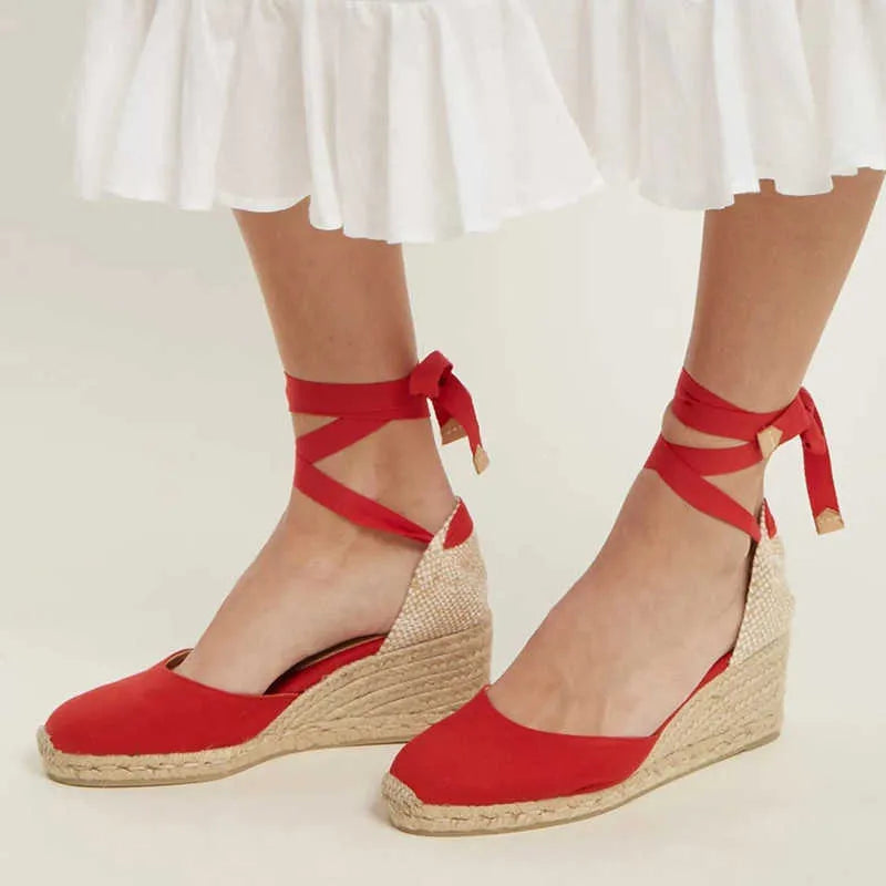 Eleganckie damskie espadryle na koturnie z plecionką. Wygodne wiązane sandały idealne do letnich stylizacji.