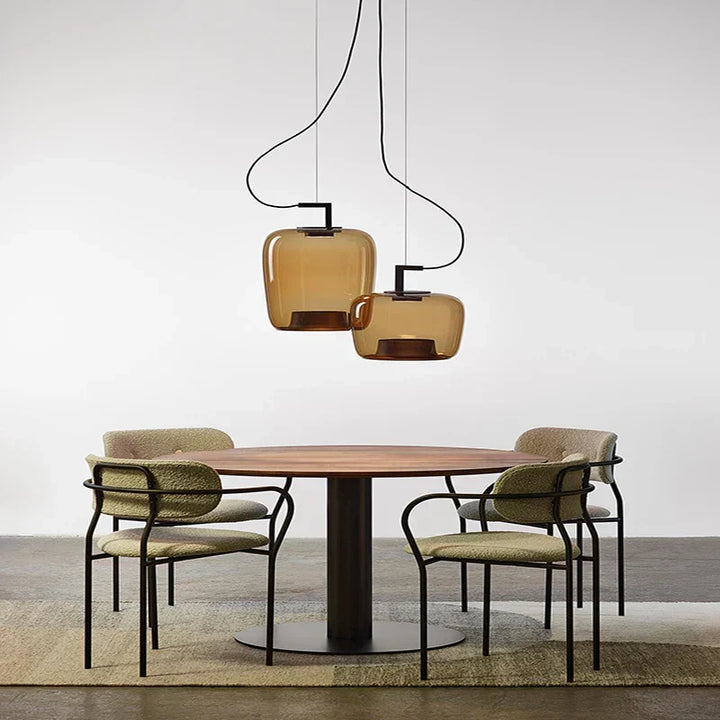 Designerska lampa wisząca, smukły kształt. Stylowe oświetlenie do jadalni, nowoczesna dekoracja wnętrz.